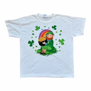 VTG Deco Sport Classic White St. Patrick's Day Leprechaun Rainbow Graphic Tee